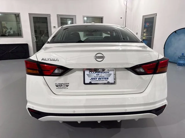 Used 2025 White Nissan 2.5 SV image 7