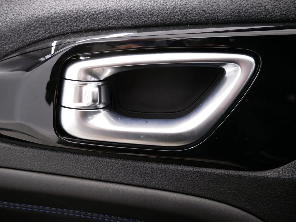 New 2026 Diamond Black Crystal Pearlcoat Jeep Latitude image 20