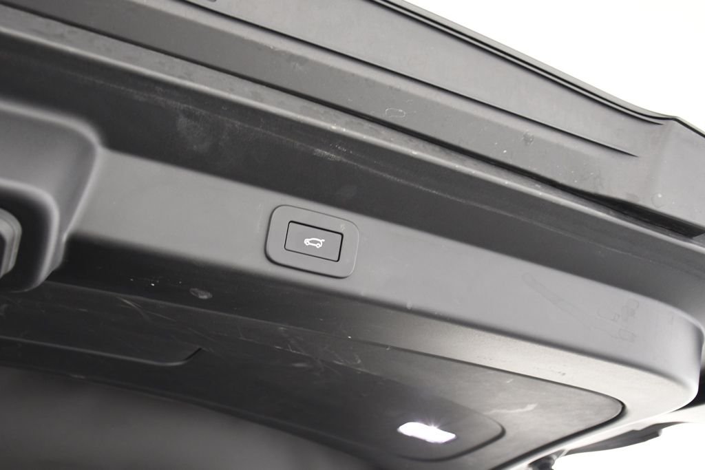 Used 2023 Santorini Black Metallic Land Rover SE Dynamic image 24