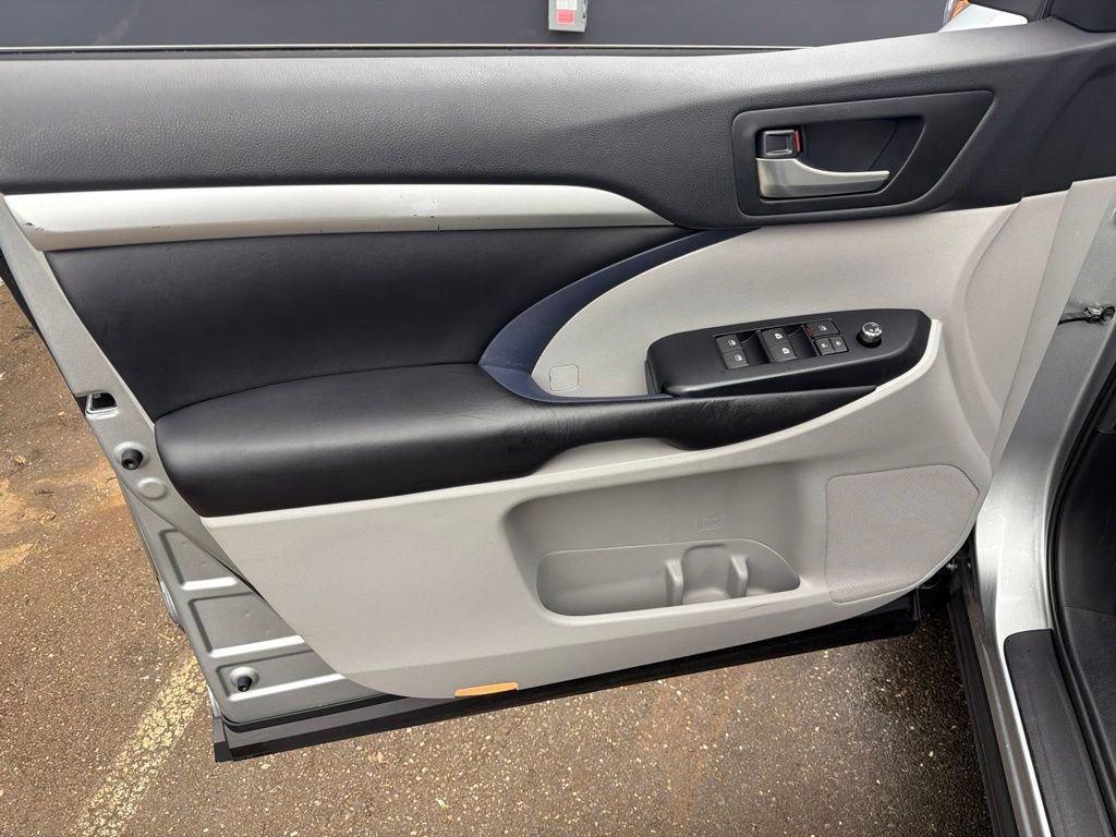 Used 2019 Silver Toyota XLE image 11