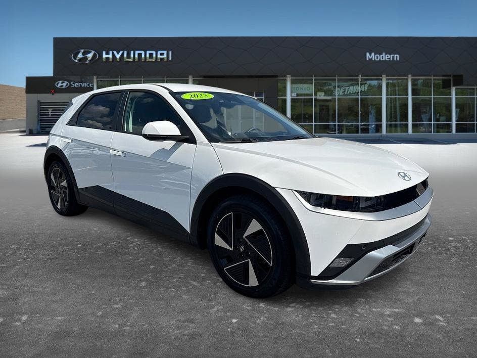 Used 2025 Atlas White Hyundai SE image 3