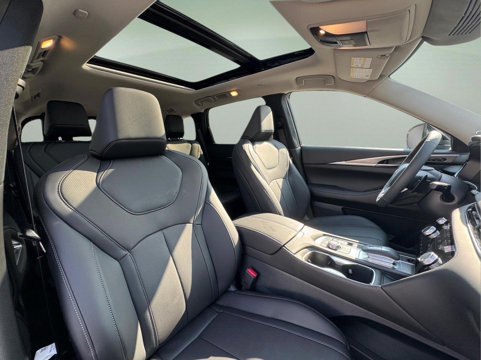 New 2027 RADIANT WHITE INFINITI Luxe FWD image 11