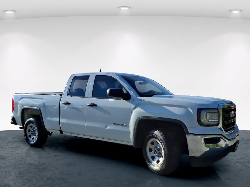Used 2018 White GMC Base image 4