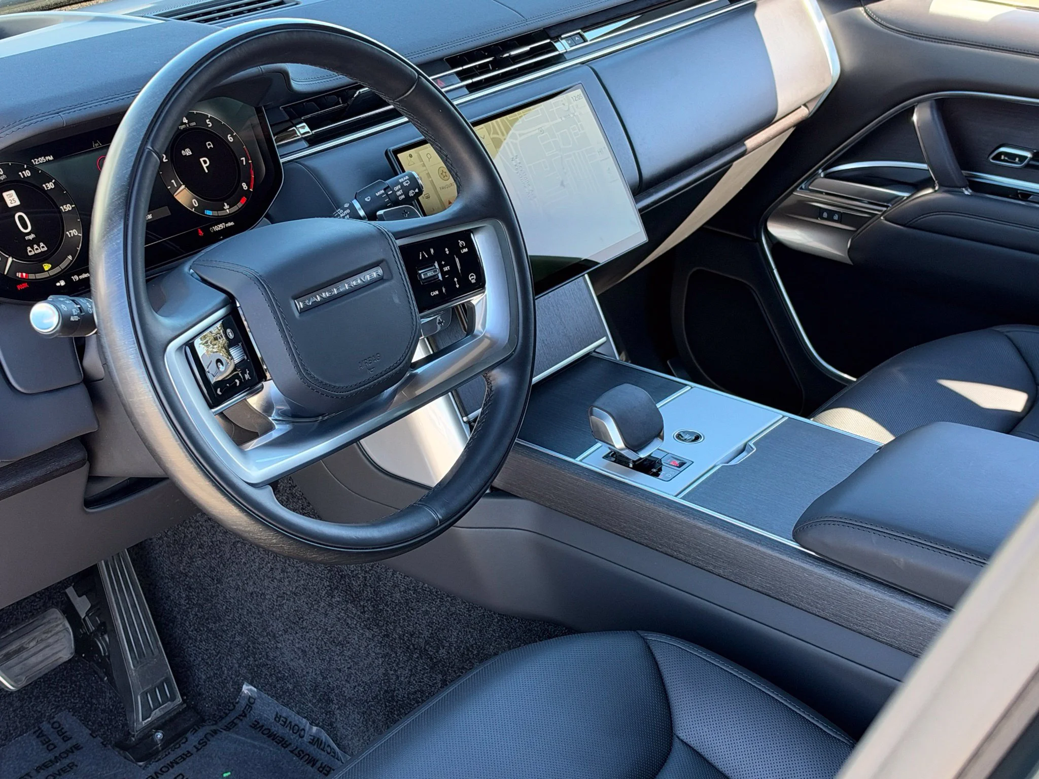 Used 2025 Green Land Rover SE image 3