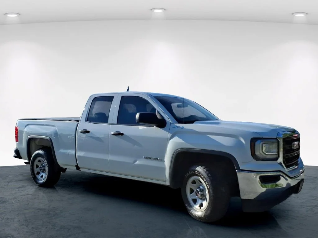 Used 2018 White GMC Base image 4