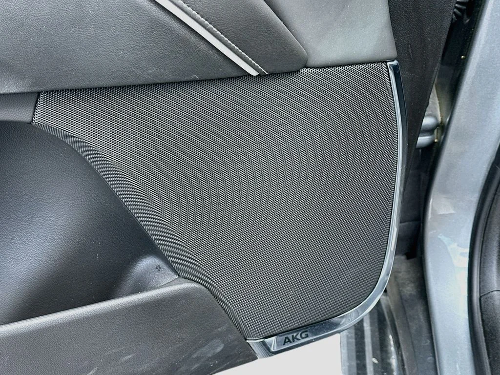 Used 2023 Silver Metallic Cadillac Sport Platinum image 19