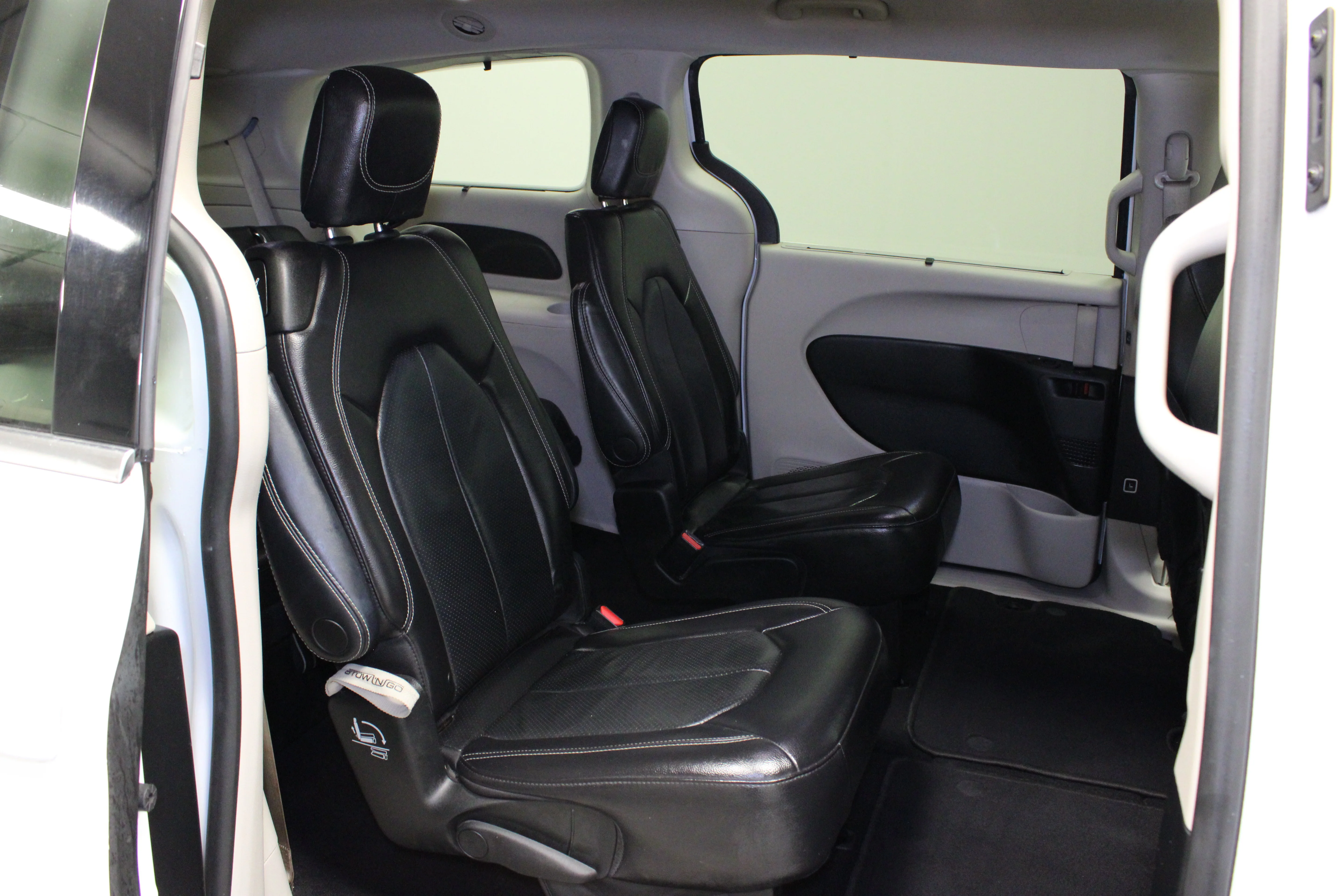 Used 2022 Bright White Clearcoat Chrysler Touring L image 15