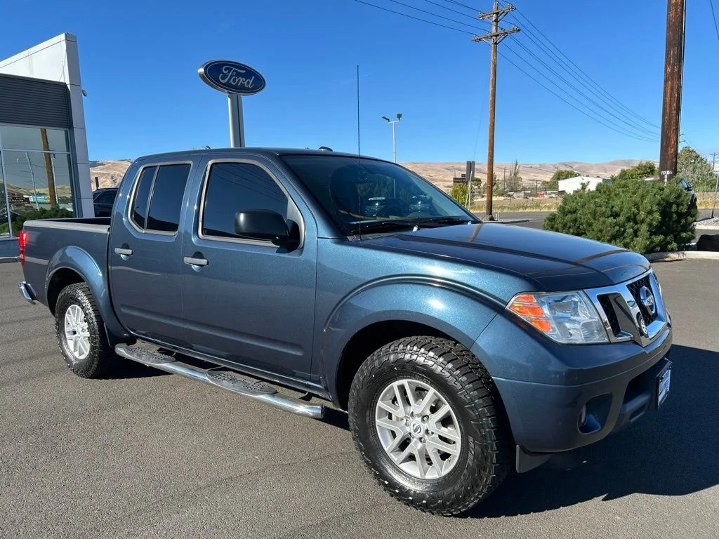 Used 2016 Arctic Blue Metallic Nissan SV image 2