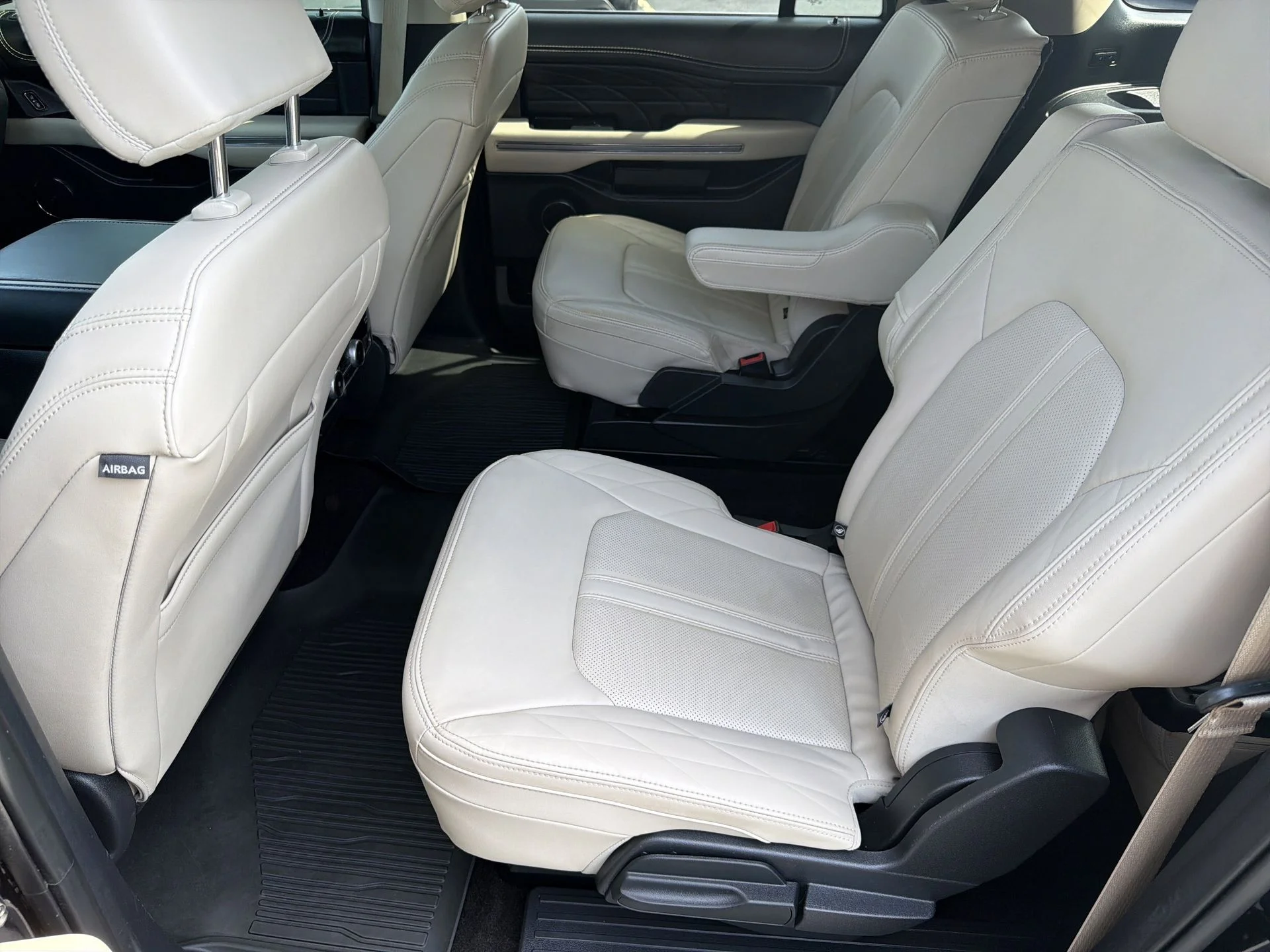 Used 2022 Black Metallic Ford Platinum image 39