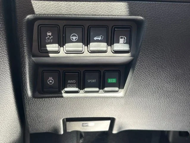 Used 2019 White Nissan SL image 35