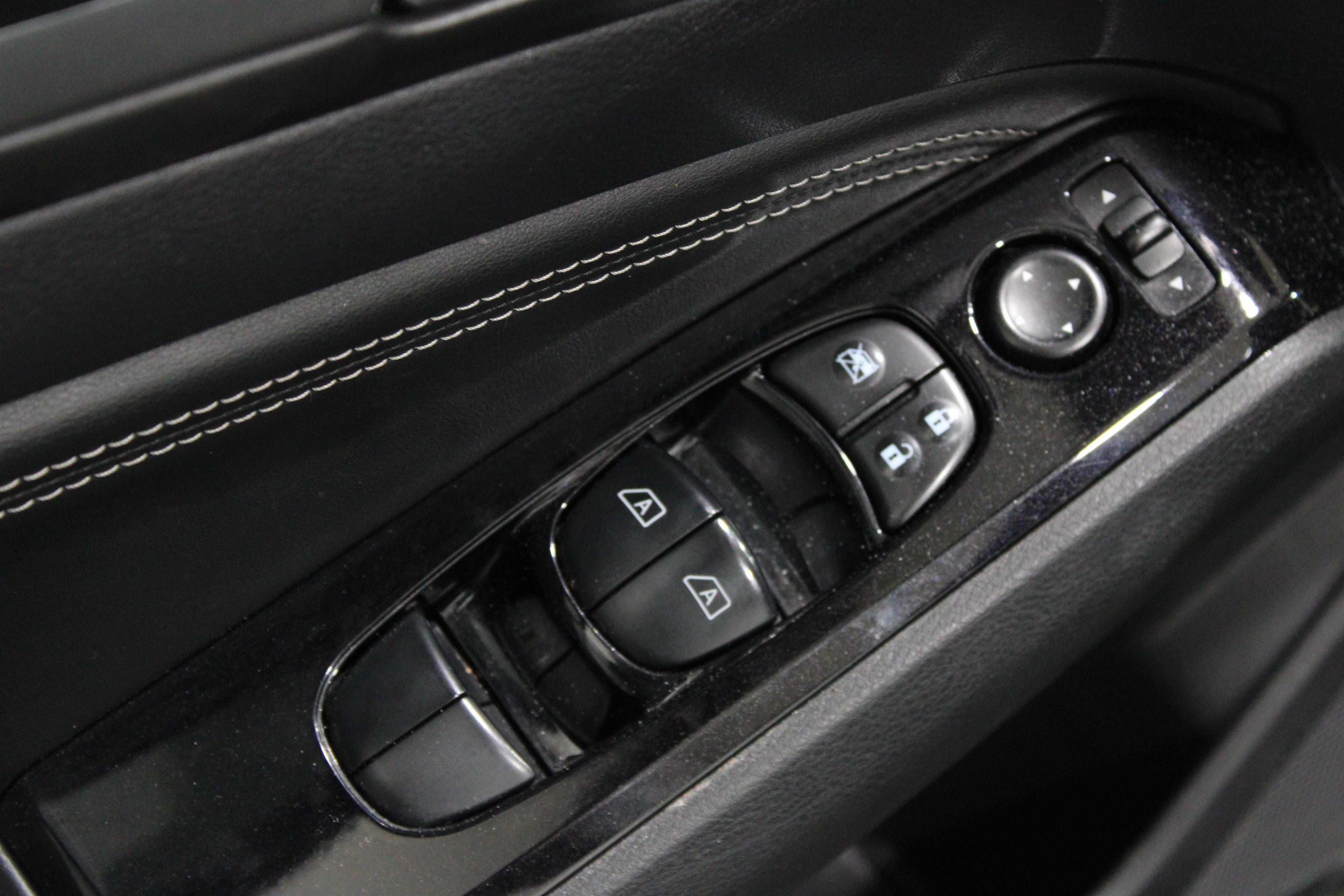 Used 2020 Super Black Nissan 2.5 SL image 4