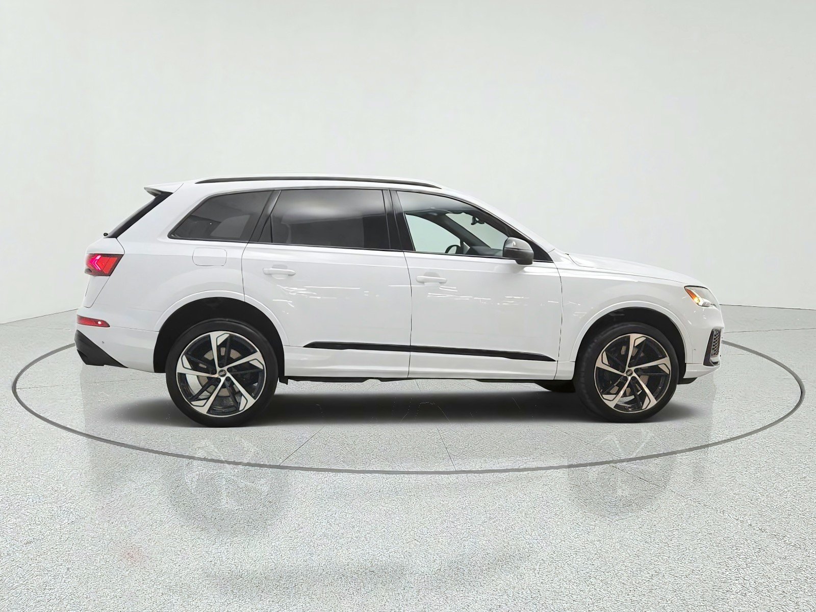 Used 2023 Glacier White Metallic Audi Premium Plus 4.0 TFSI quattro image 4