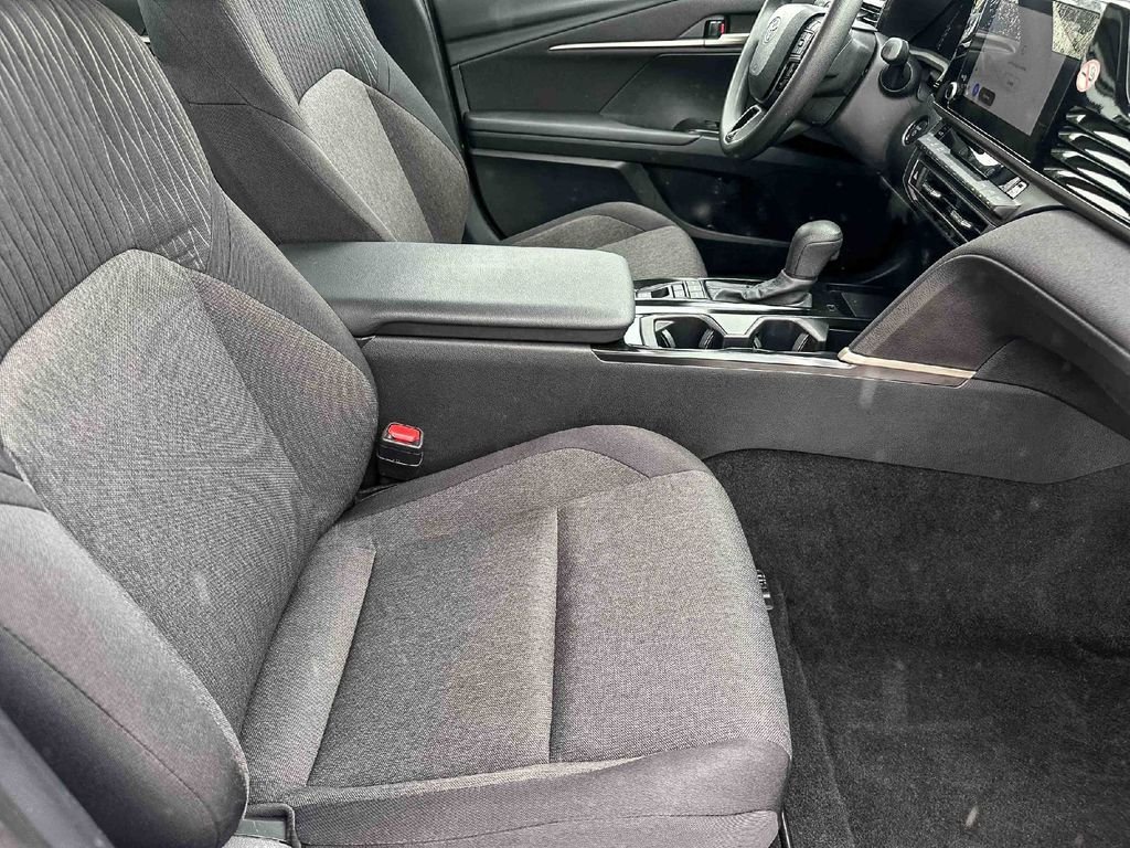 Used 2025 White Toyota LE image 21
