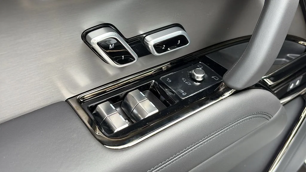 New 2027 White Land Rover SE image 11