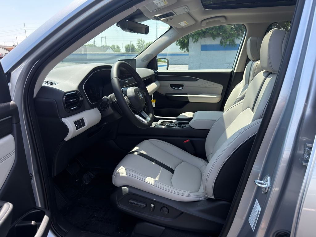New 2026 Solar Silver Metallic Honda Touring image 17