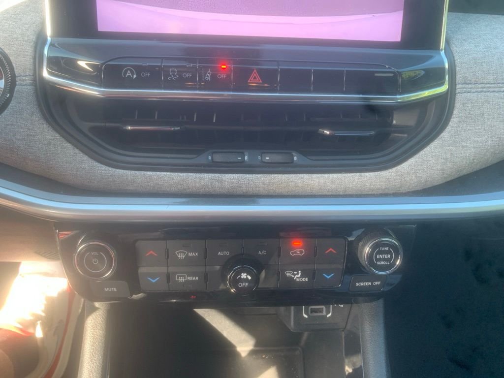 Used 2022 Bright White Clearcoat Jeep Latitude image 20