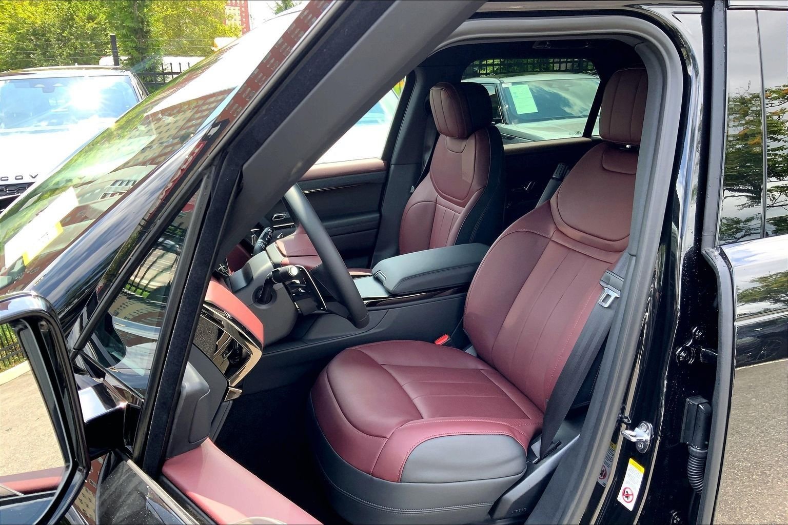 New 2026 Santorini Black Land Rover Dynamic SE image 9