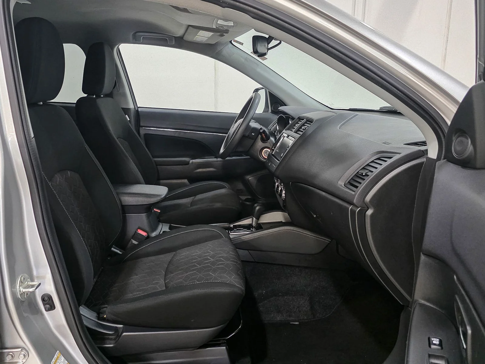 Used 2024  Mitsubishi  image 21
