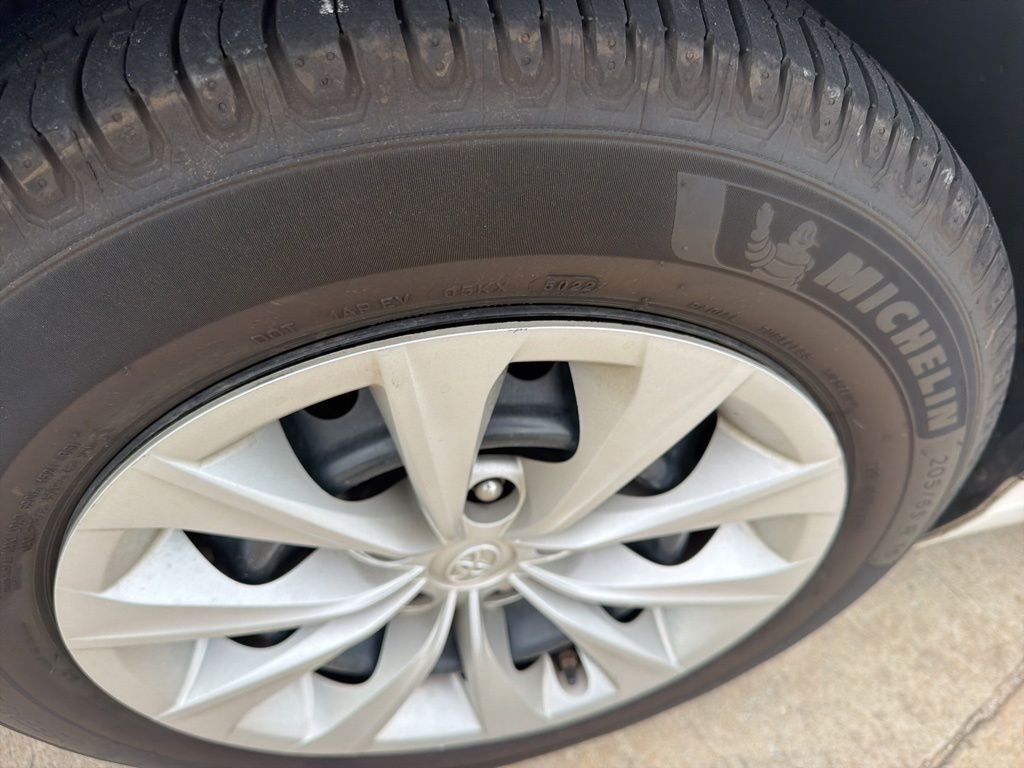 Used 2016 White Toyota XLE image 5