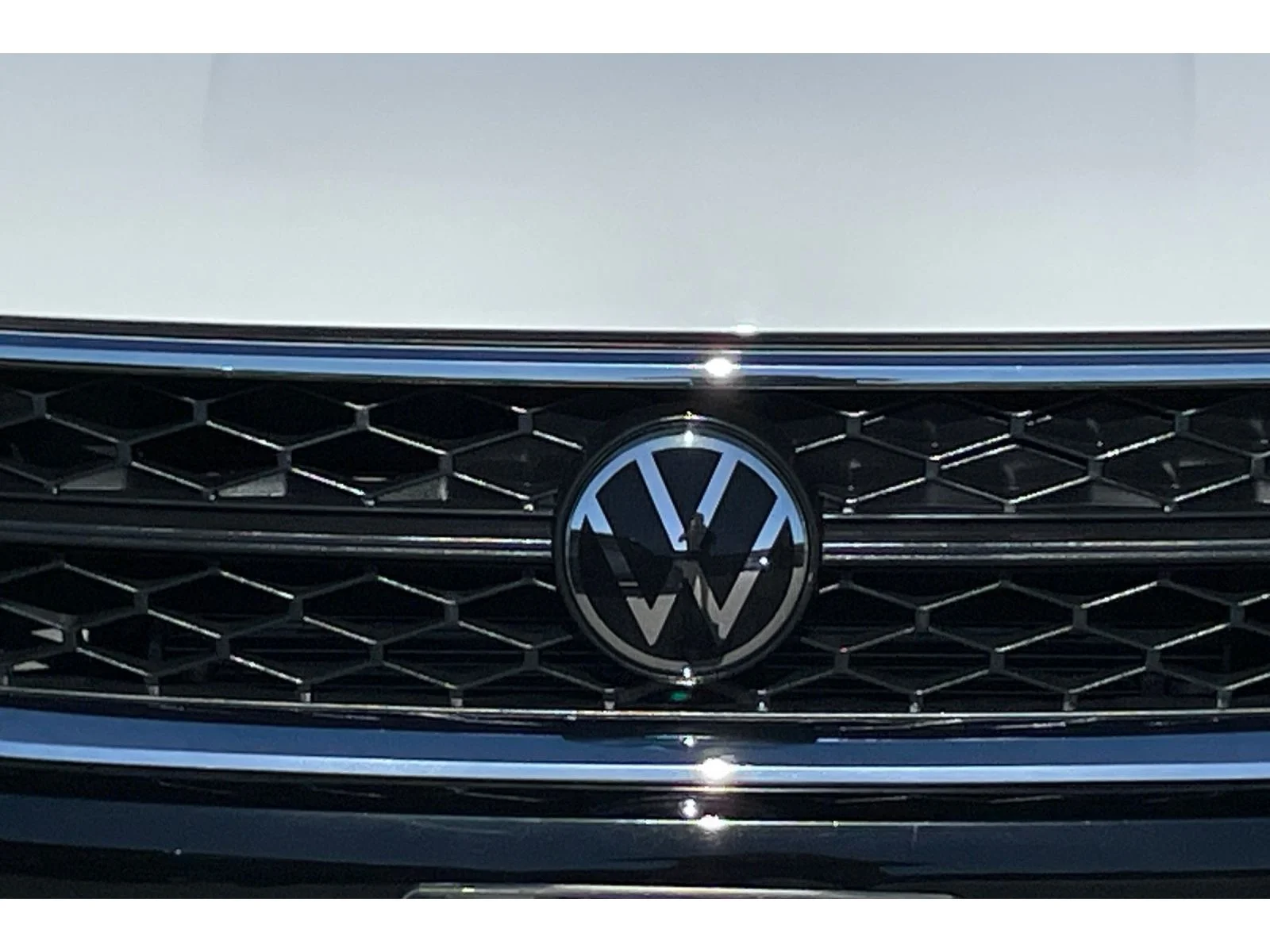 Used 2023 Pure White Volkswagen SE image 40