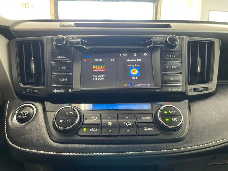 Used 2018 White Toyota XLE image 31