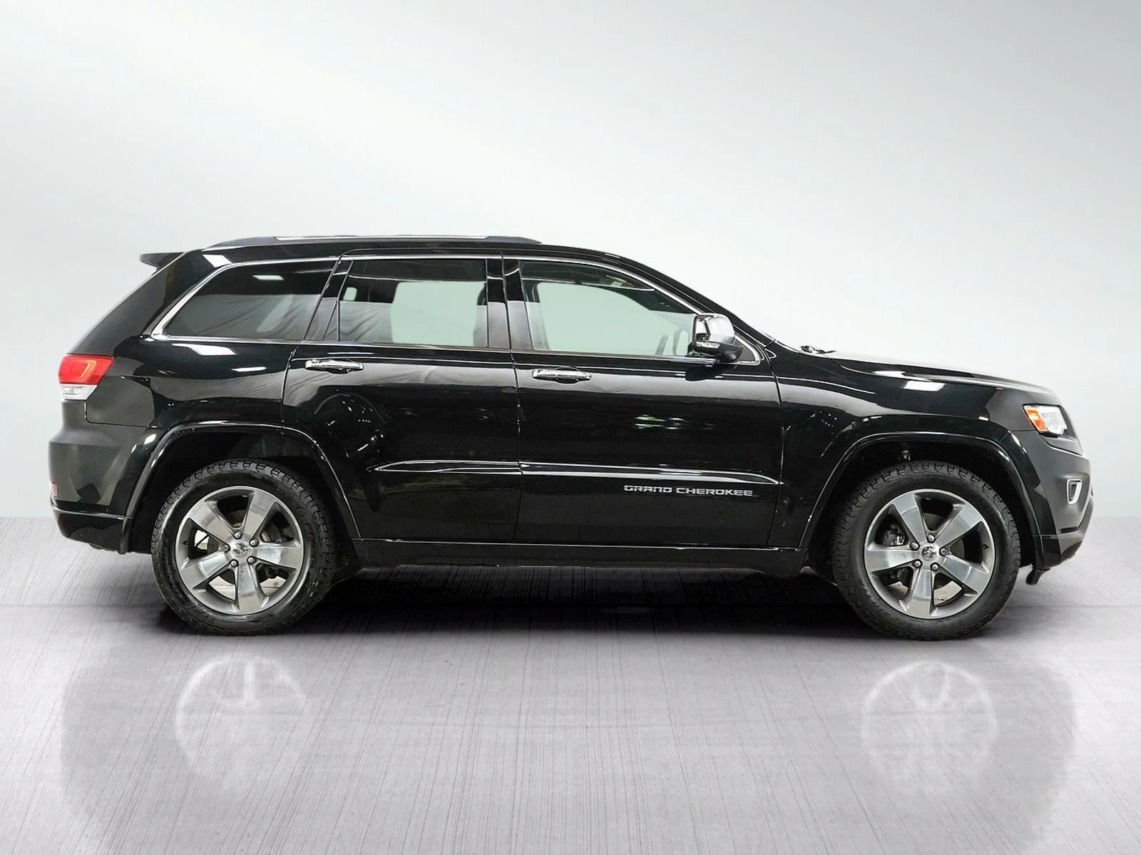 Used 2016 Brilliant Black Crystal Pearlcoat Jeep Overland image 6