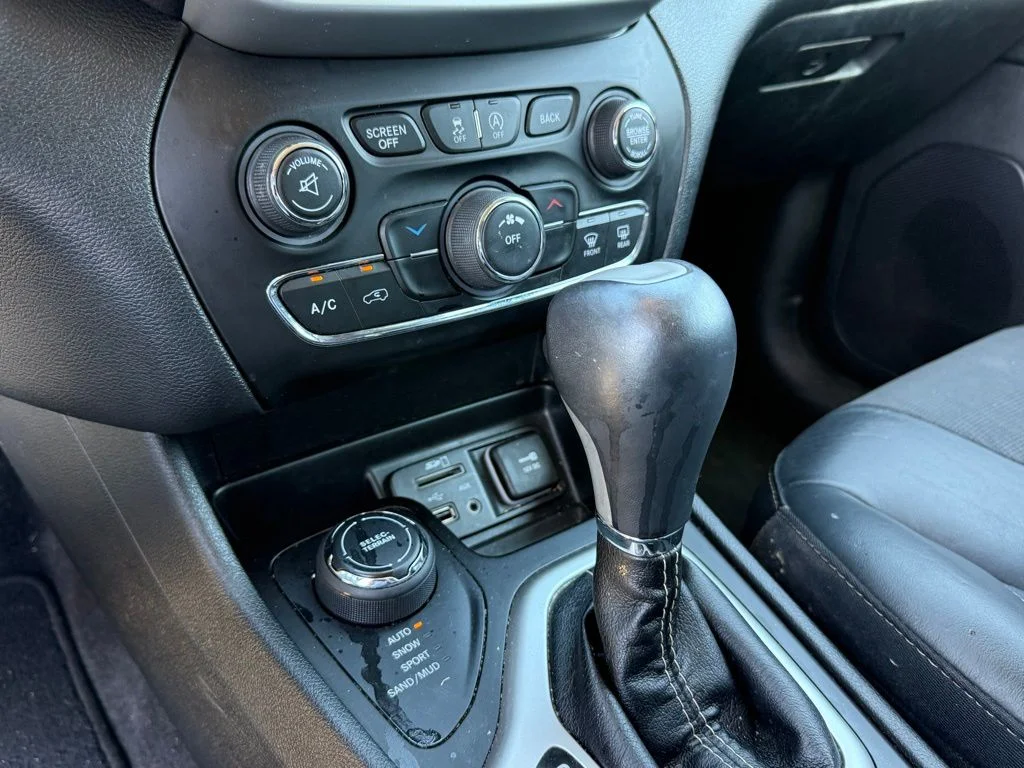 Used 2018 Black Jeep Latitude Plus image 21