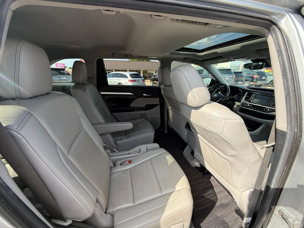 Used 2019 Silver Toyota XLE image 4