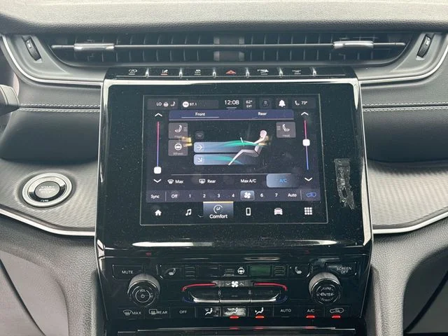 Used 2023 Silver Jeep Altitude image 18