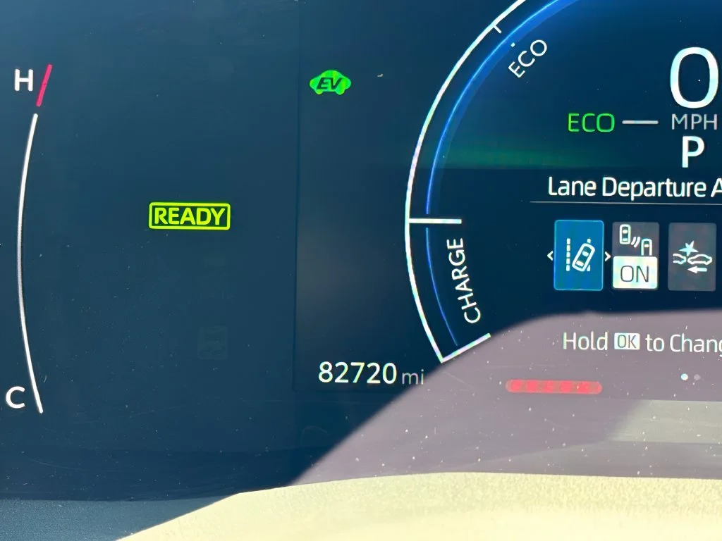 Used 2025 White Toyota LE image 22