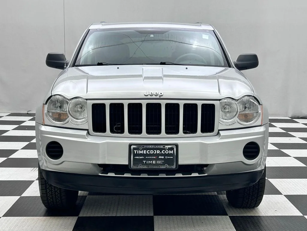 Used 2007 Silver Jeep Laredo image 3