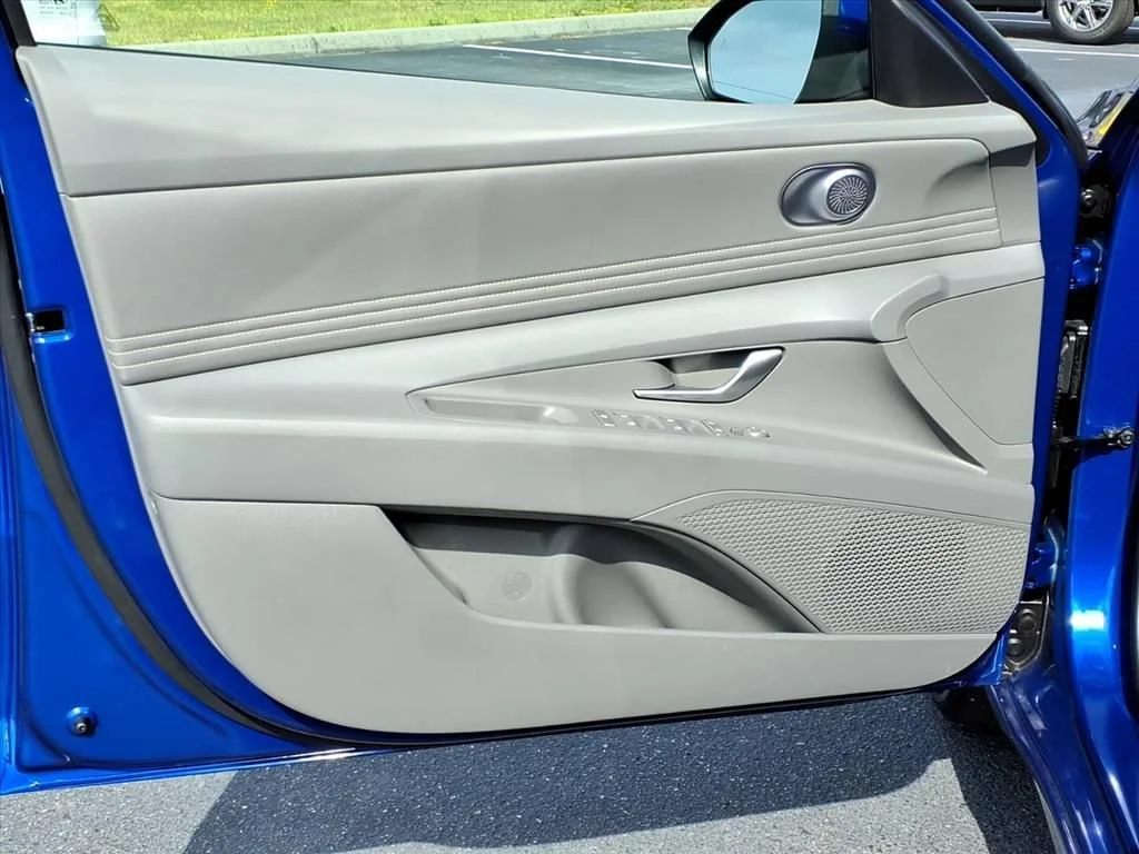 Used 2025 Blue Hyundai SEL Convenience image 5