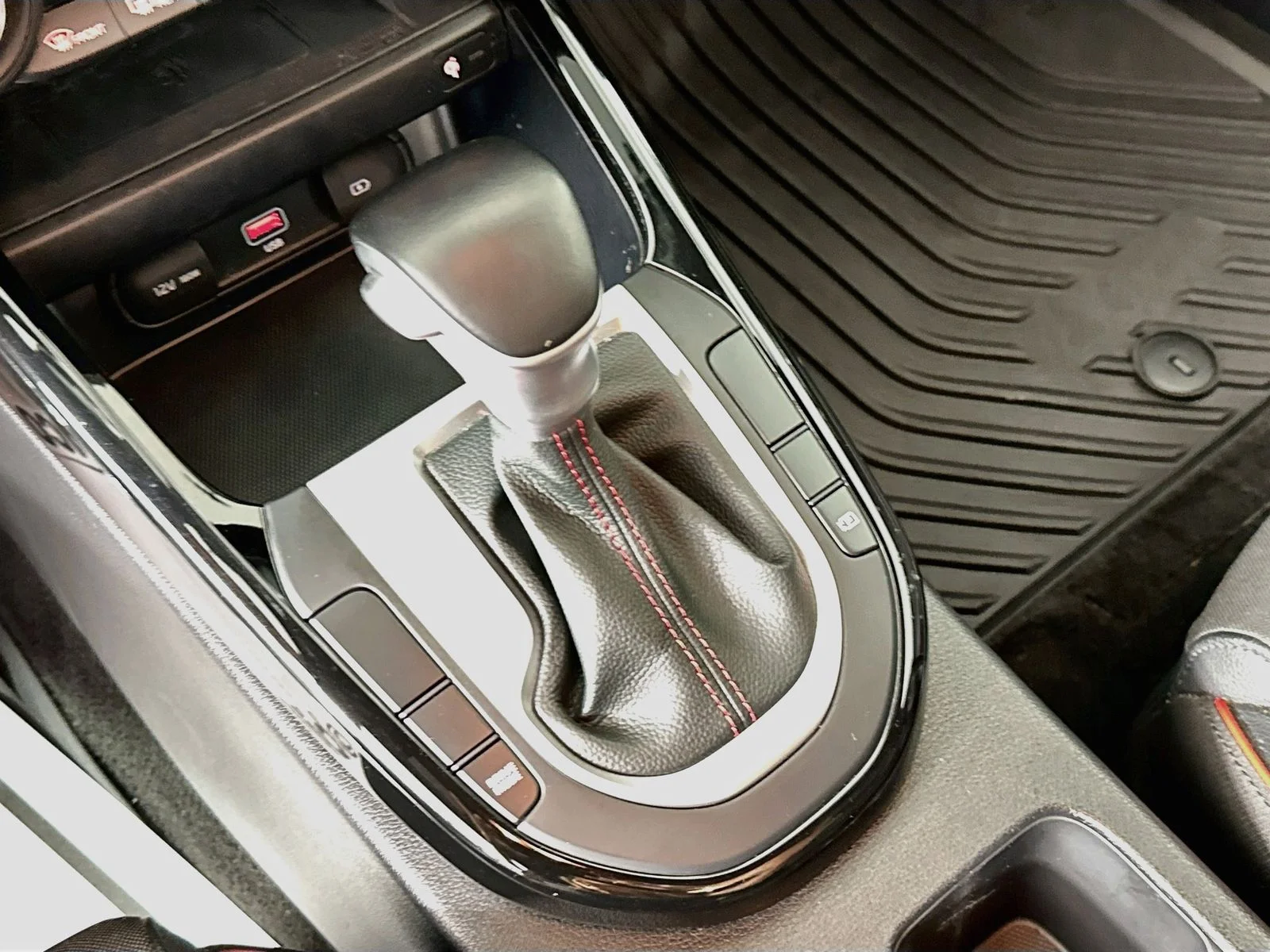 Used 2022 Snow White Pearl Kia GT image 17