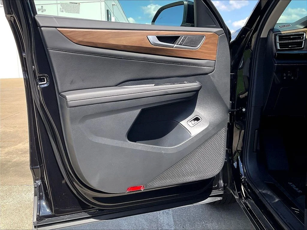 New 2026 Black Volkswagen SE w/Technology image 32