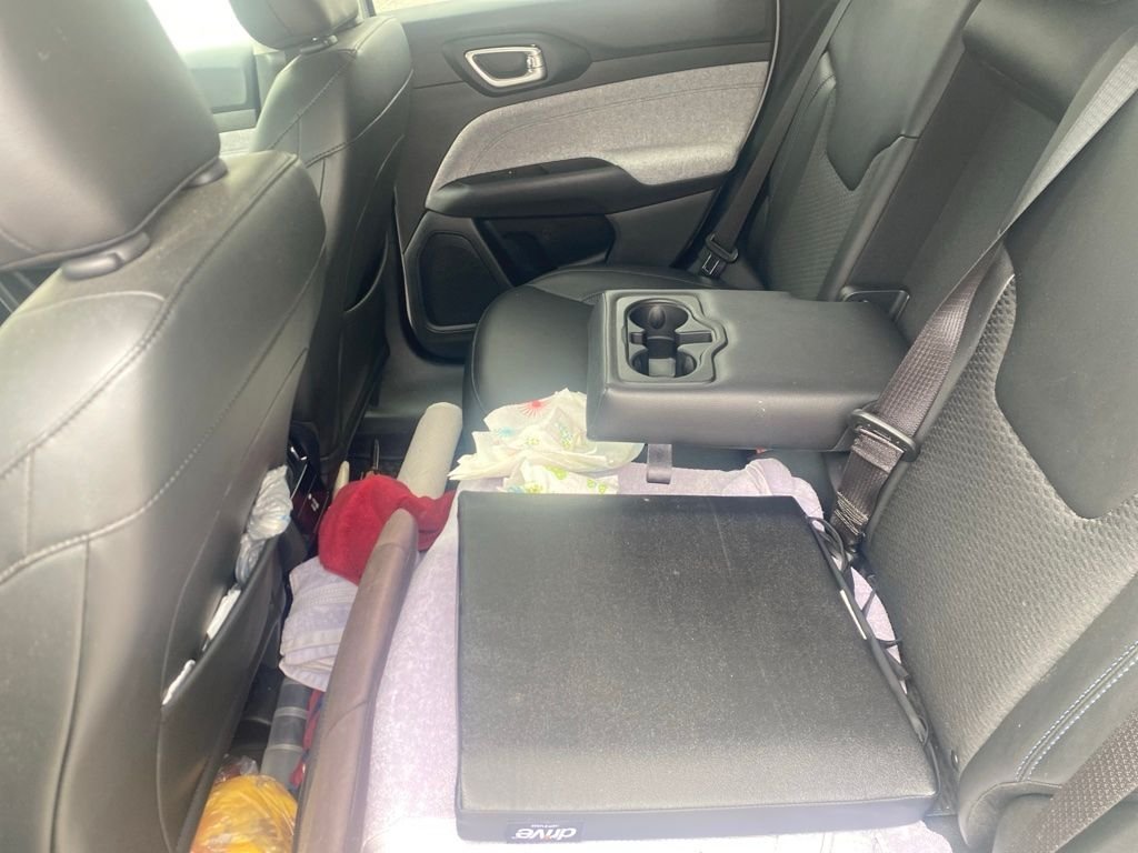 Used 2022 White Jeep Latitude image 6