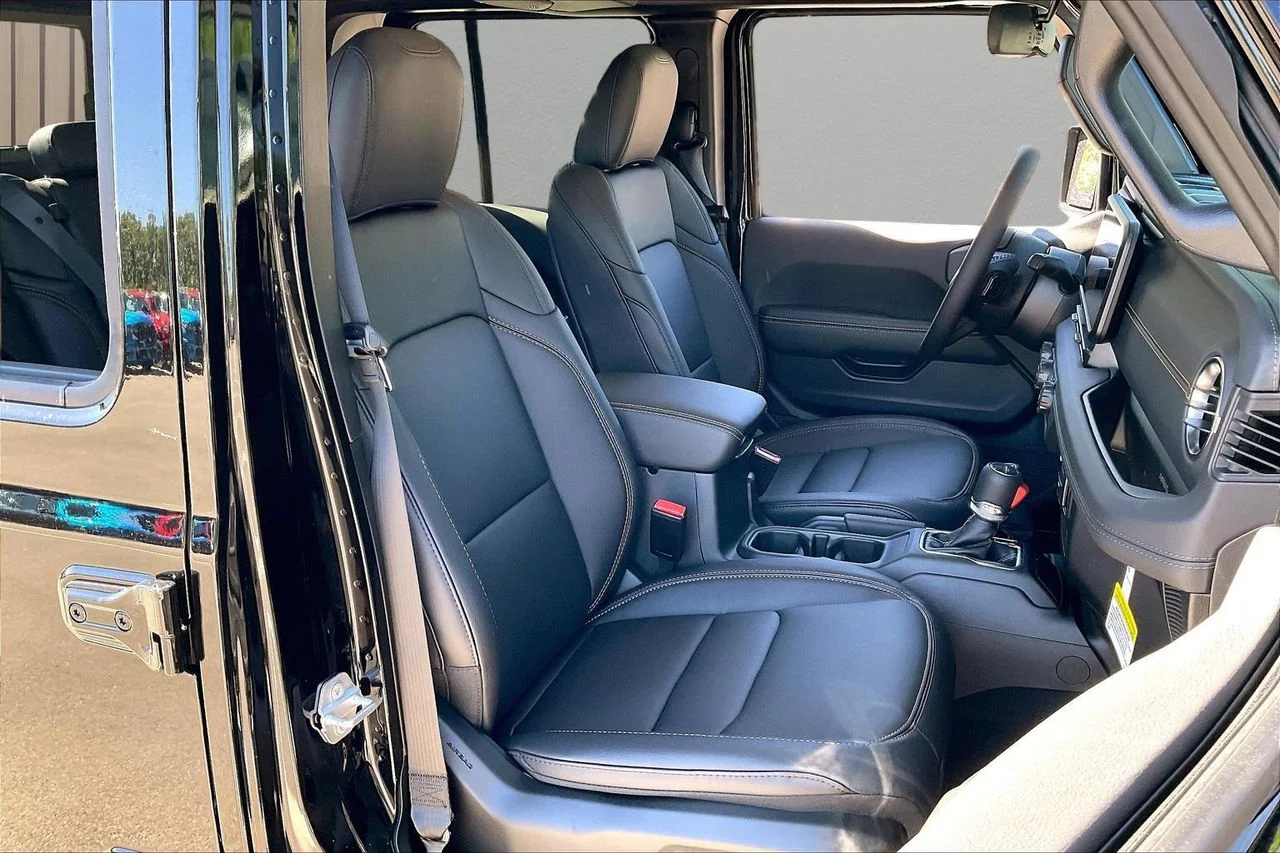 New 2026 Black Clear-Coat Exterior Paint Jeep Sahara image 20