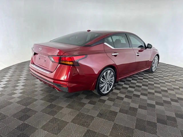 Used 2023 Red Nissan 2.5 SL image 5