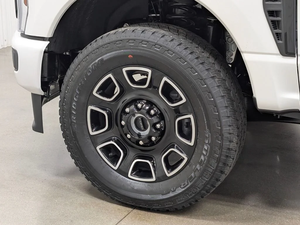New 2026 Star White Metallic Tri-Coat Ford F-250® Platinum® image 2