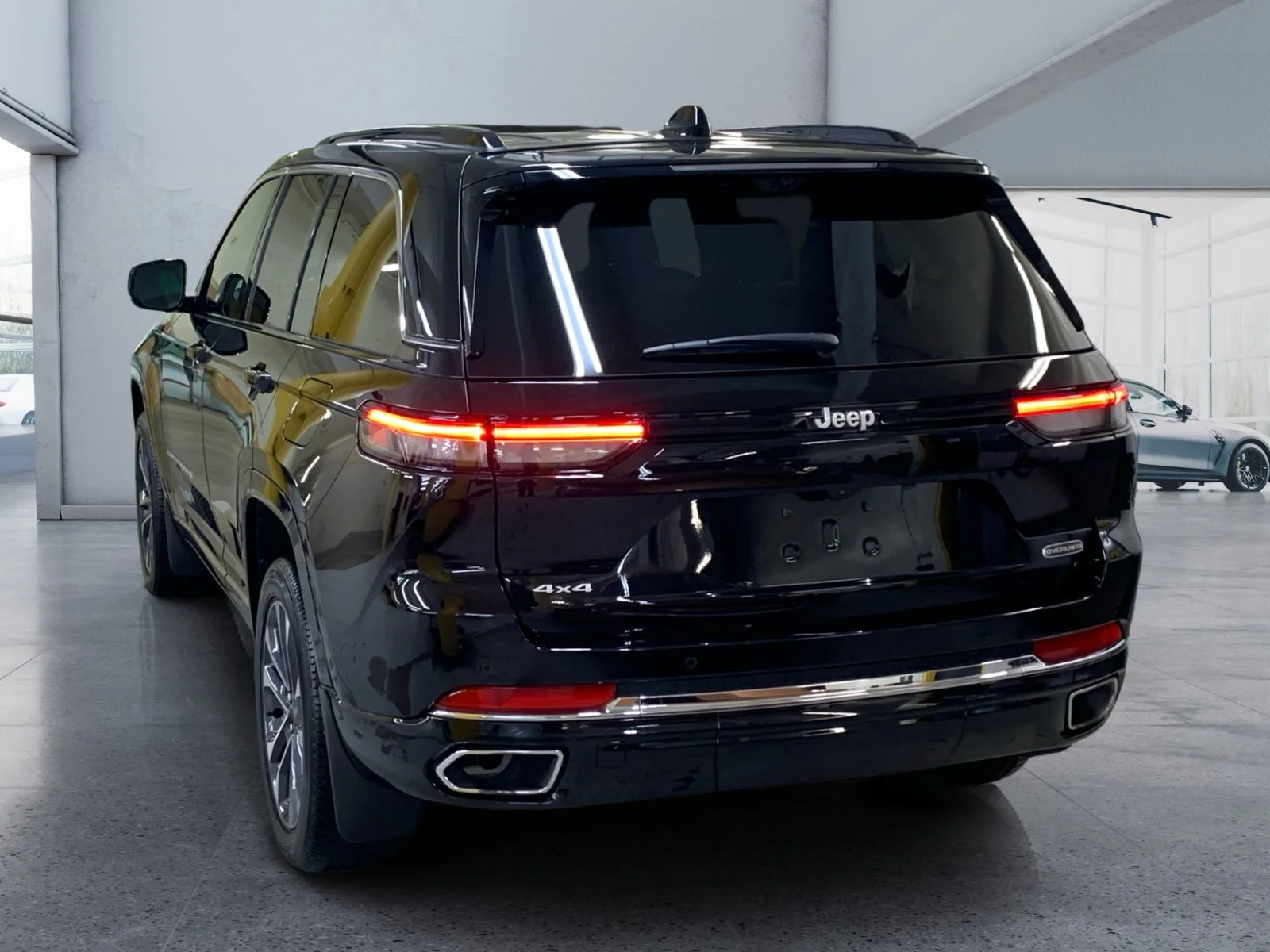 Used 2025 Diamond Black Crystal Pearl Jeep Overland image 3