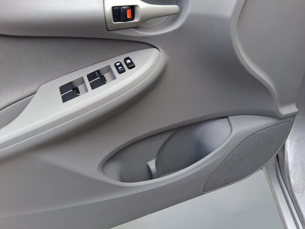 Used 2009 Silver Toyota LE image 30
