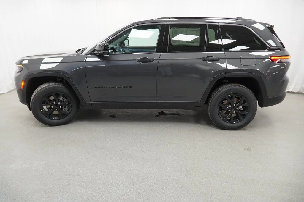 New 2026 Baltic Gray Metallic Clear-Coat Exterior Paint Jeep Laredo Altitude image 14