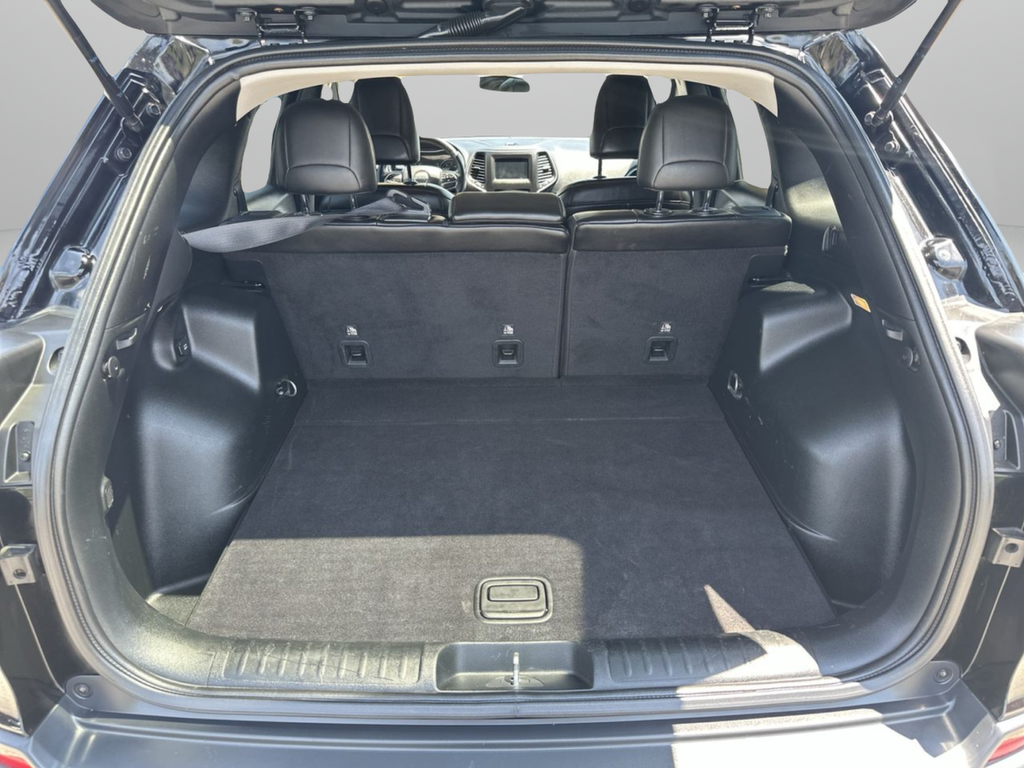 Used 2019 Black Jeep Latitude Plus image 32