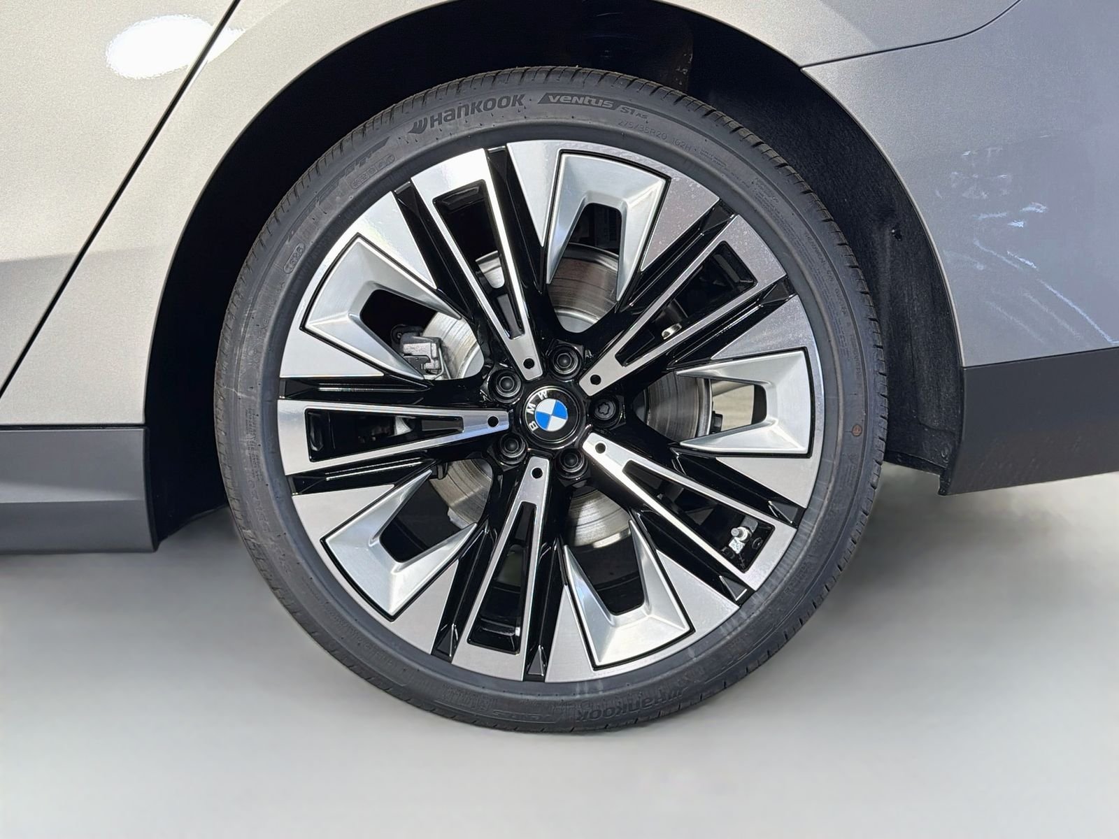 New 2027 Oxide Grey Metallic BMW 530i image 33