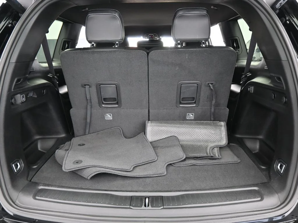 Used 2023 Diamond Black Crystal Pearlcoat Jeep Altitude image 32