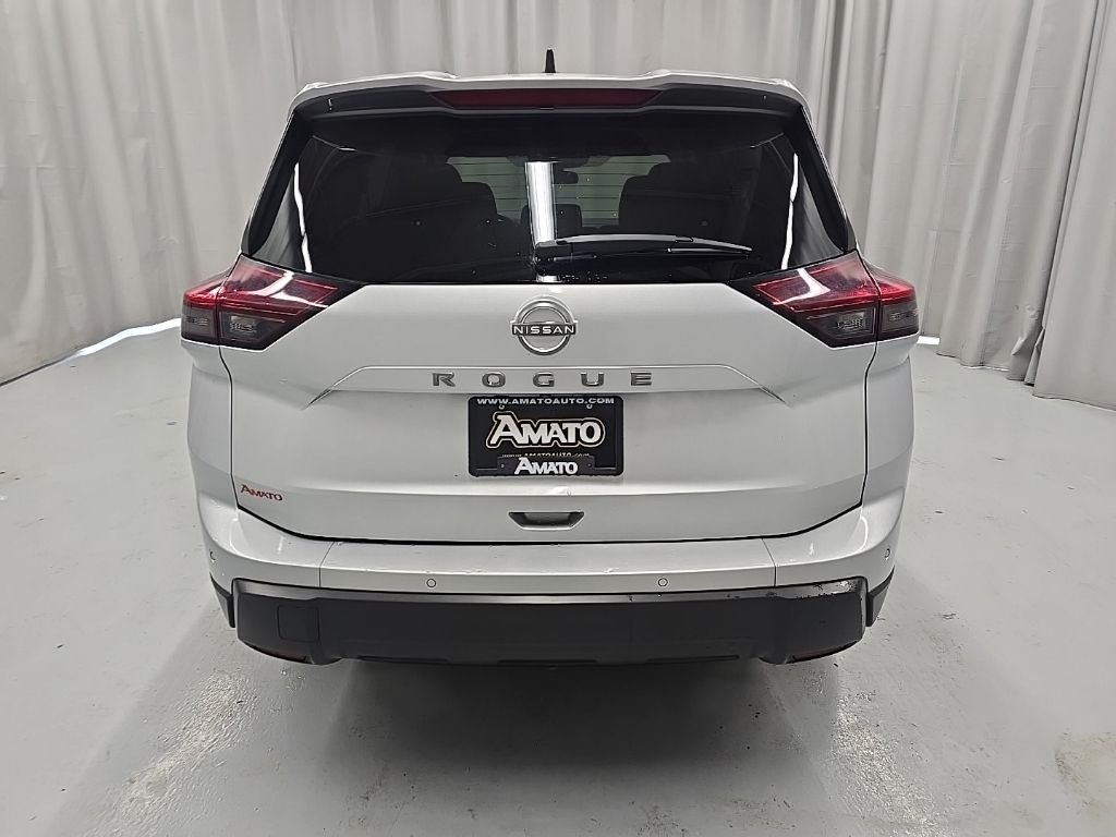 Used 2024 Silver Nissan S image 5