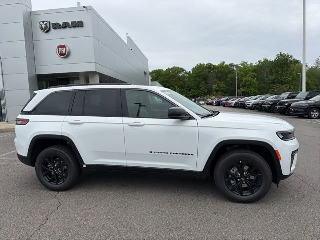 New 2026 Bright White Clear-Coat Exterior Paint Jeep Altitude image 2