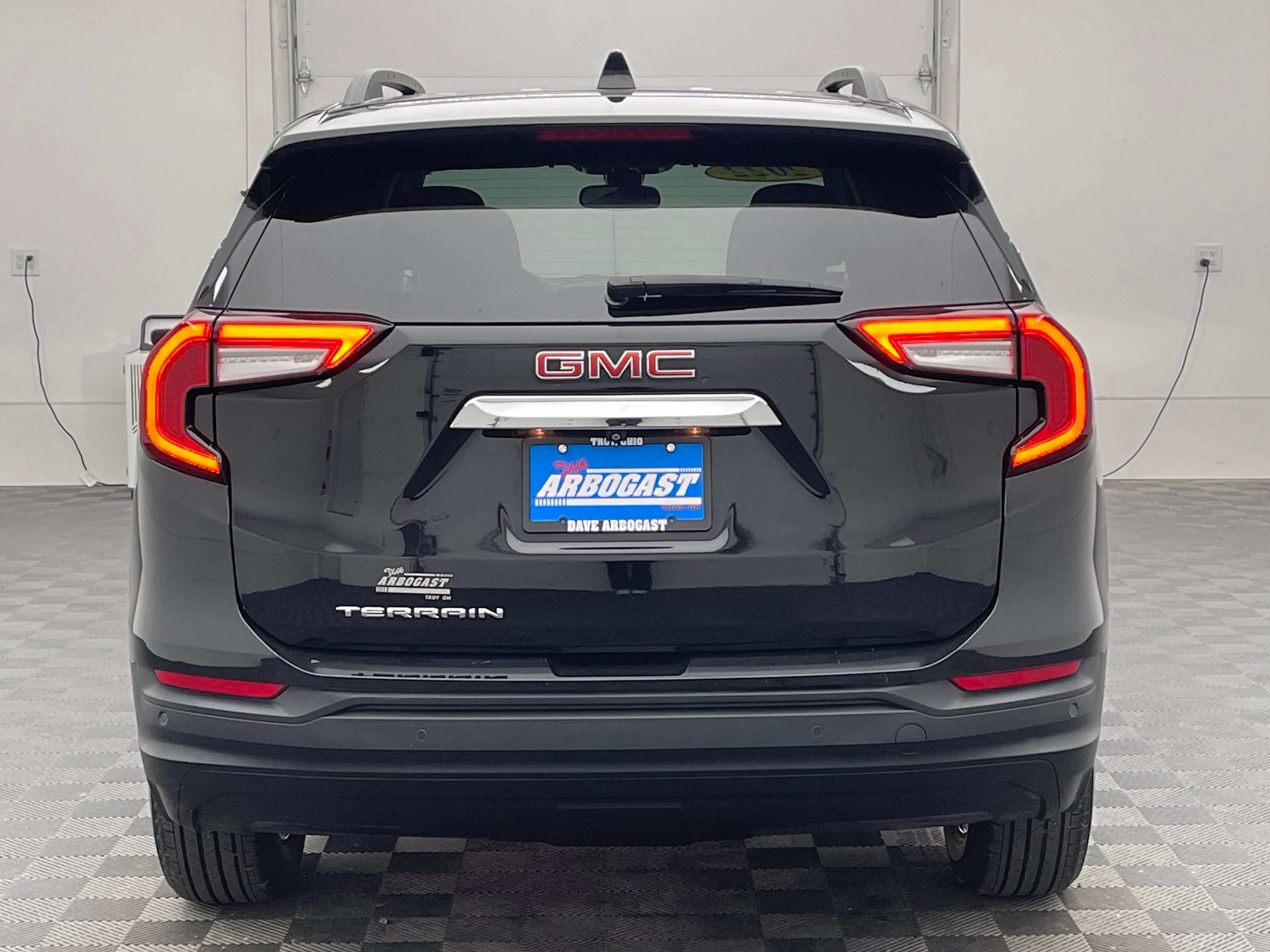 Used 2022 Ebony Twilight Metallic GMC SLE image 9