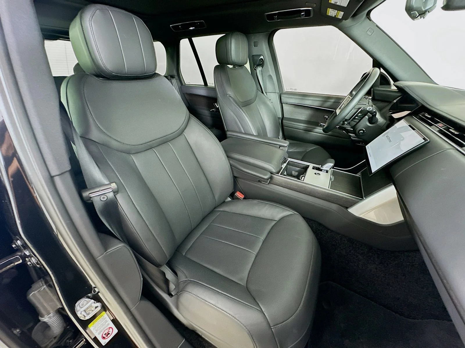 Used 2024  Land Rover  image 44