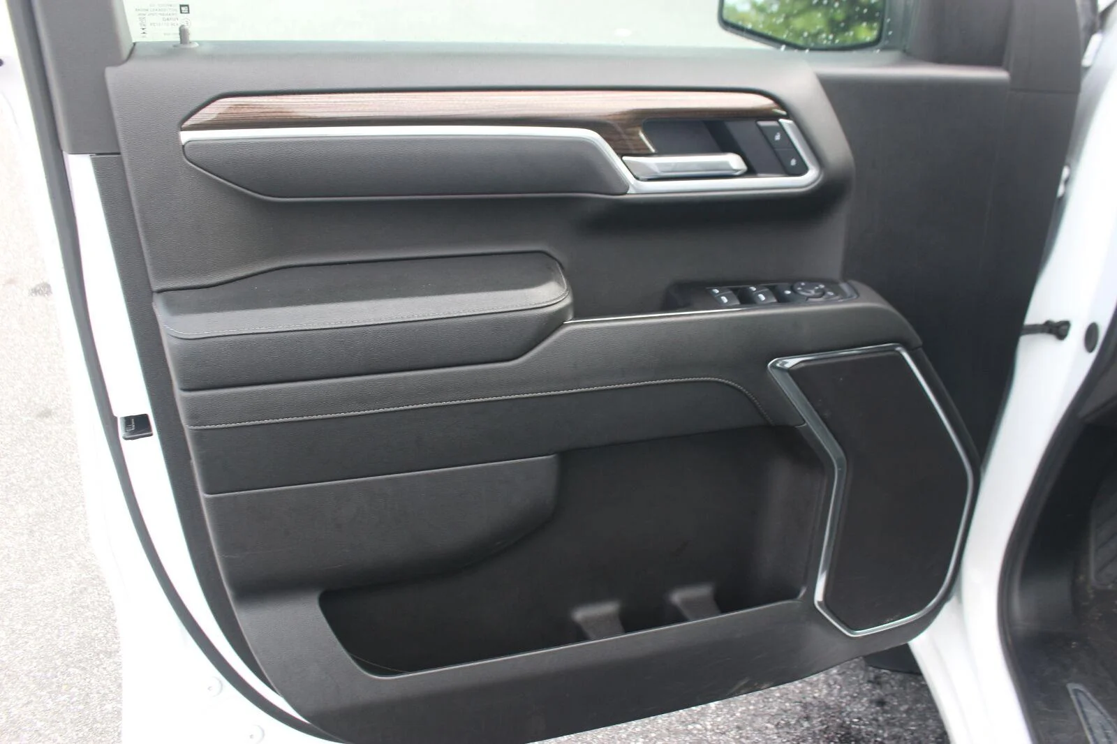 Used 2025 Summit White Chevrolet LT image 14