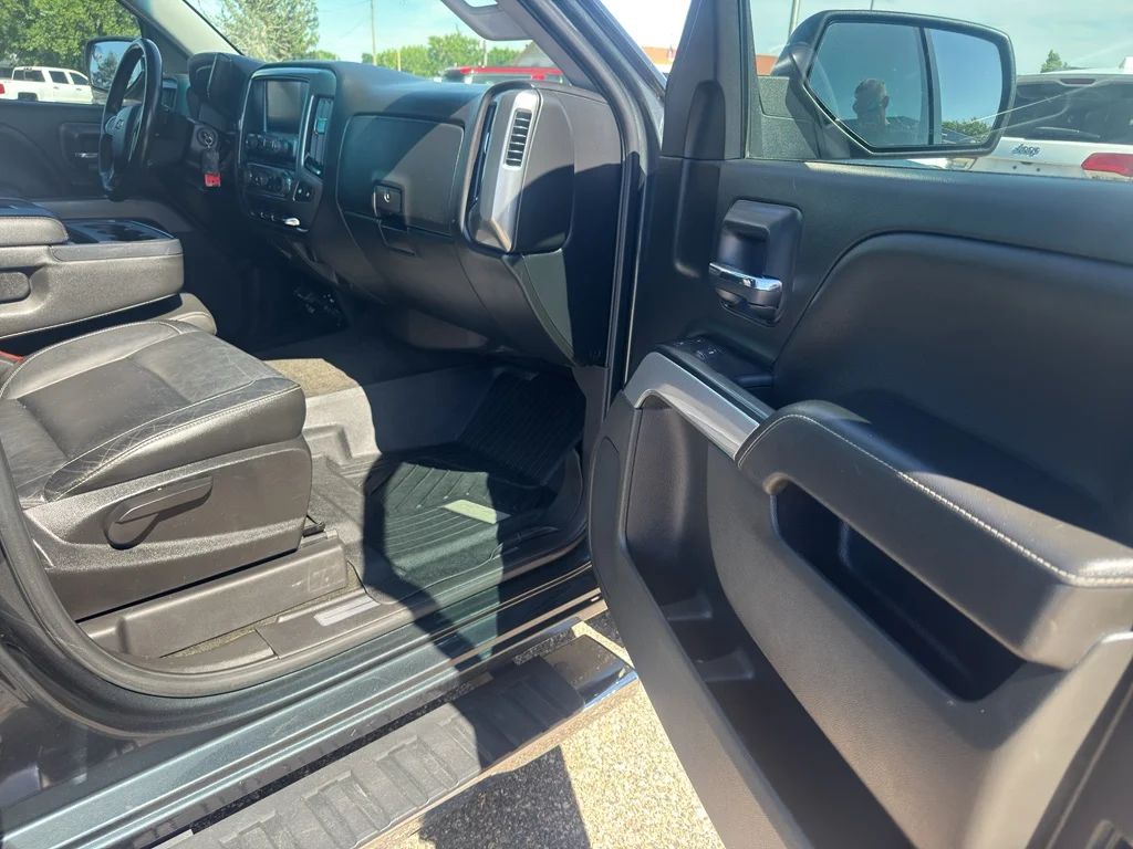 Used 2018 GRAPHITE METALLIC Chevrolet LT image 11